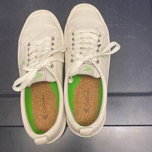 Cariuma low profile sneaker size 9.5